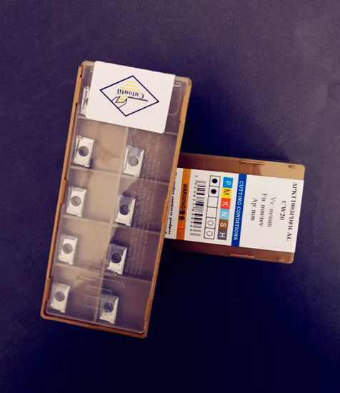 Cutoutil Apkt1003pdfr-Al Cw20 Inserto per tornitura per utensili per tornitura Sdjcr Inserto in metallo duro